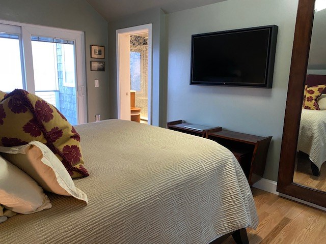 Queen bedroom with en-suite bath