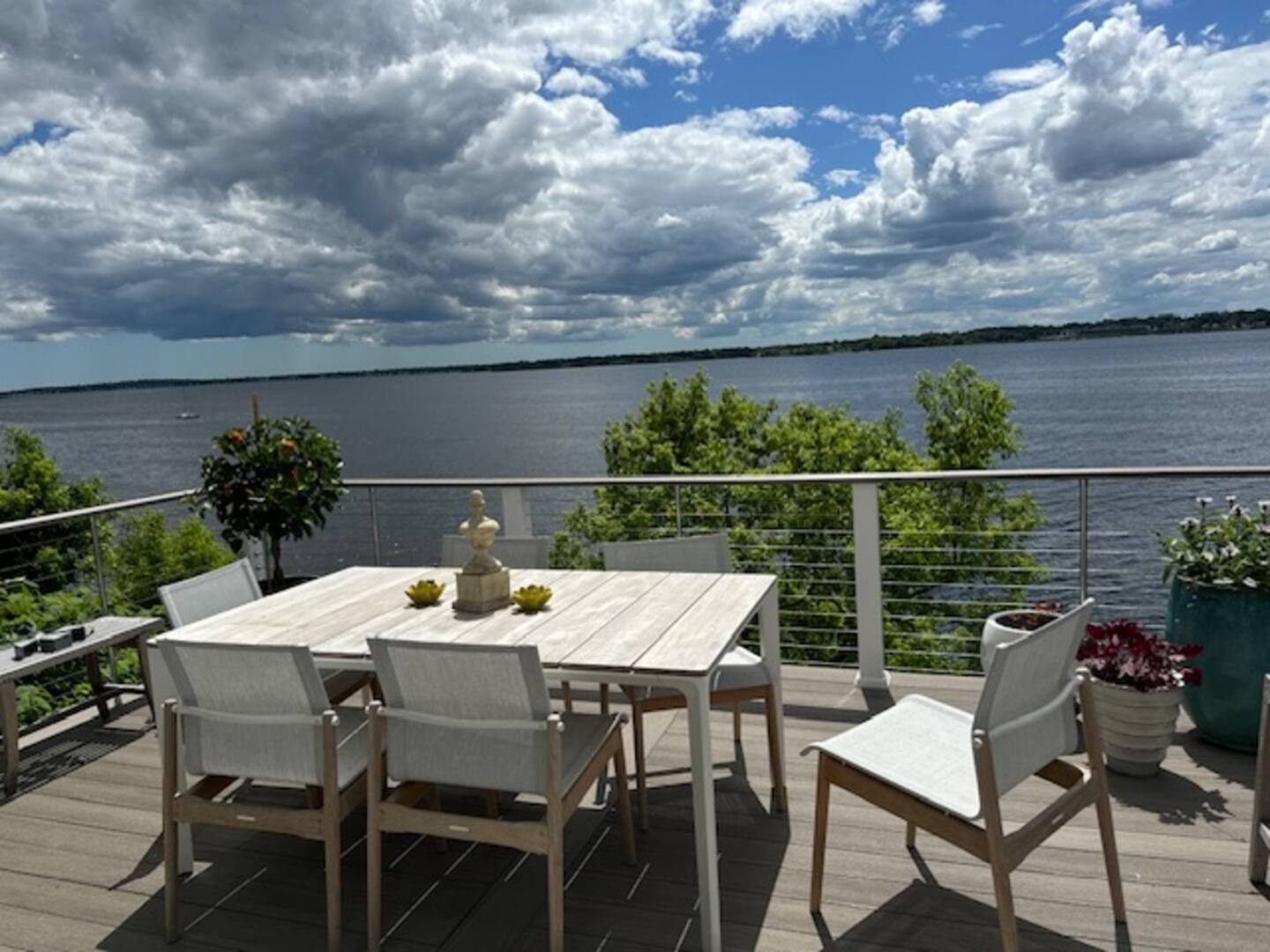 Deck with 180° panoramic river views